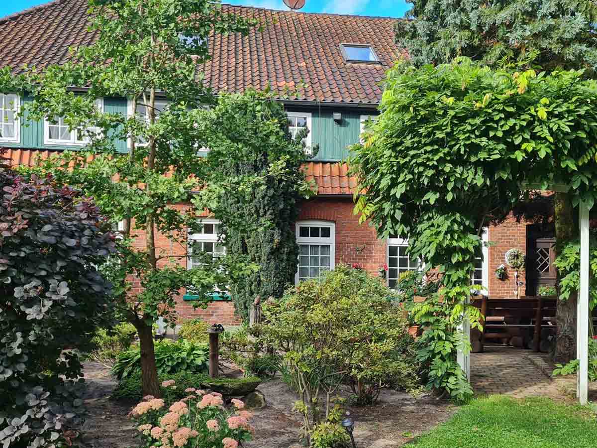 Der Garten vor dem Haupthaus | Ferienhof & Reiterhof Lünzen