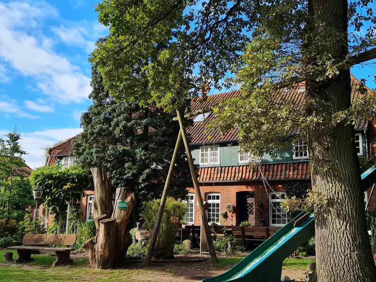 Innenhof mit Spielplatz | Ferienhof & Reiterhof Lünzen
