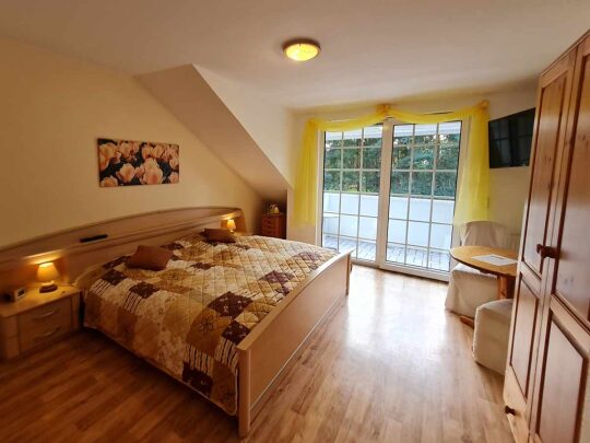 Doppelzimmer mit Balkon und Badezimmer | Unterbringung | Ferienhof & Reiterhof Lünzen