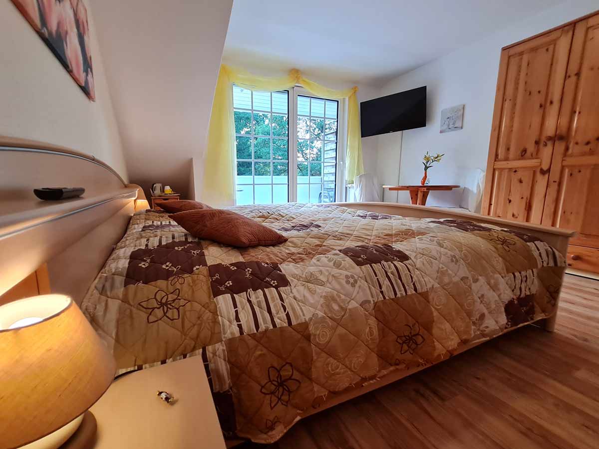 Doppelzimmer mit Balkon und Badezimmer | Unterbringung | Ferienhof & Reiterhof Lünzen