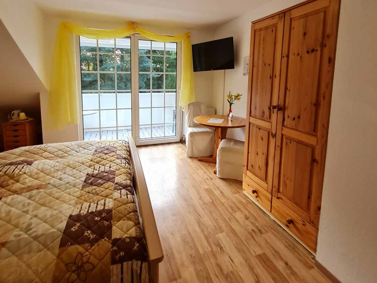 Doppelzimmer mit Balkon und Badezimmer | Unterbringung | Ferienhof & Reiterhof Lünzen