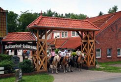 Reiterhof-Ferienhof-Luenzen-Lueneburger-Heide-Niedersachsen-Reiten-Reiterferien-Urlaub-Familienurlaub_Hoffeinfahrtt